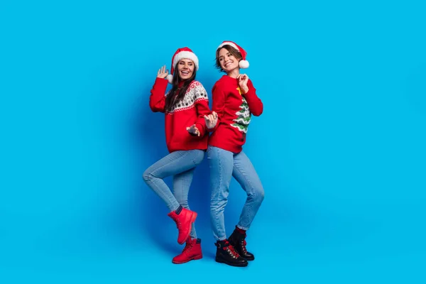 Uzun Boylu Neşeli Bayan Noel Baba Yardımcıları Baskılı Kazaklar Giyip — Stok fotoğraf