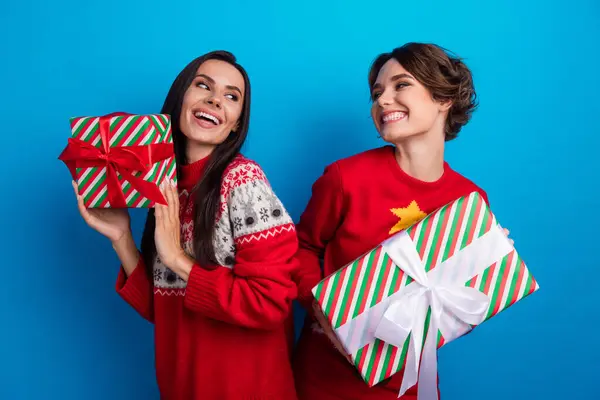 Photo Two Girls Celebrate Christmas Prepare Gifts Family Isolated Blue — Stock Photo, Image