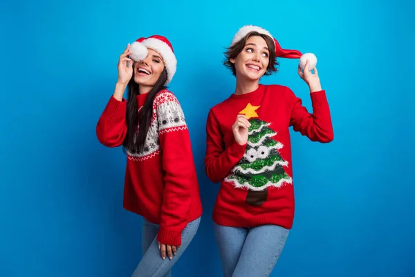 Photo Cheerful Girls Dancing Celebrate Winter Mas Christmas Discounts Isolated — Stock Photo, Image