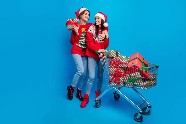 Foto Comprimento Total Doces Senhoras Brilhantes Papai Noel Ajudantes Vestidos — Fotografia de Stock
