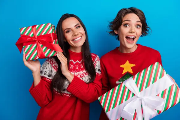 Foto Van Twee Meisjes Vrienden Uitwisseling Cadeautjes Kerstavond Geïsoleerde Blauwe — Stockfoto