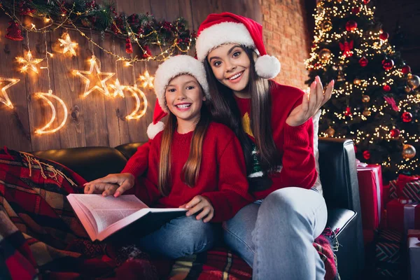 照片上可爱可爱的小妹妹们穿着丑陋的印花圣诞礼物跳起来拥抱在屋里享受童话般的家庭生活 — 图库照片