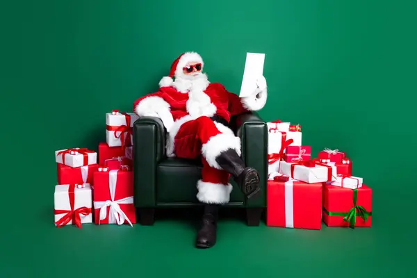 Foto Panjang Penuh Claus Lucu Mengenakan Kostum Menyiapkan Hadiah Natal — Stok Foto