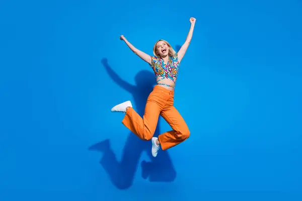 Full Storlek Foto Extatisk Optimistisk Flicka Bära Blus Orange Byxor — Stockfoto