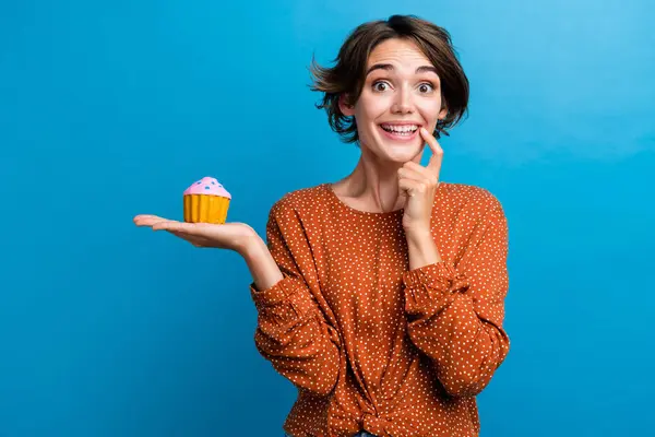 Foto Porträtt Vackra Unga Dam Hålla Intresserade Cupcake Dessert Bära — Stockfoto