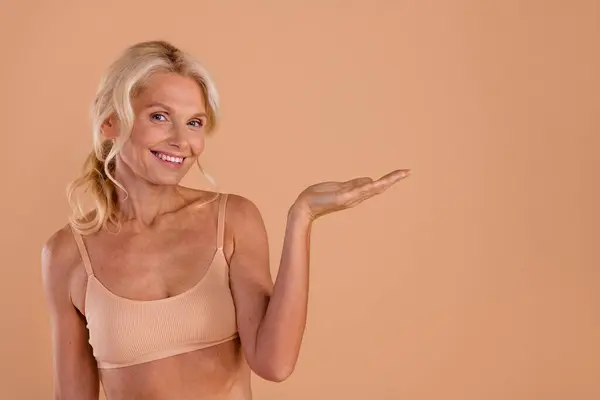 Foto Von Süßen Glänzenden Frau Mittleren Alters Tragen Bikini Lächelnd — Stockfoto