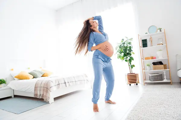 Foto Von Überglücklich Froh Nettes Schwangere Mädchen Mit Dickem Bauch — Stockfoto
