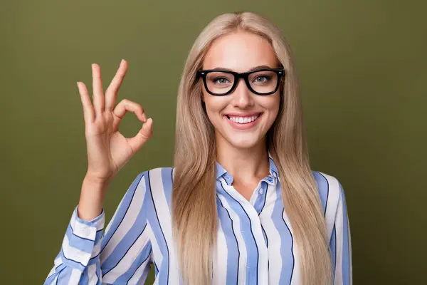 Zdjęcie Portret Blondynki Atrakcyjne Młoda Kobieta Pokazując Okey Symbol Nosić — Zdjęcie stockowe
