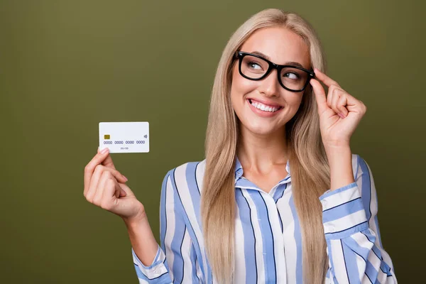 Photo Portrait Blonde Lovely Young Lady Hold Credit Card Look — Stock Photo, Image