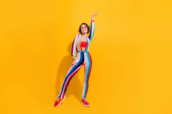 Foto Mujer Alegre Positiva Estrella Del Pop Bailando Aislado Color — Foto de Stock