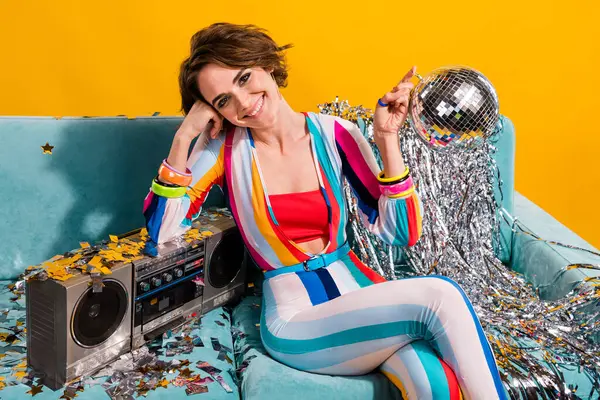 Foto Chica Positiva Sentada Sofá Celebrar Bola Disco Escuchar Grabadora —  Fotos de Stock