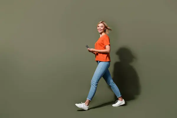 Foto Cuerpo Completo Una Atractiva Mujer Joven Caminando Llevar Teléfono —  Fotos de Stock