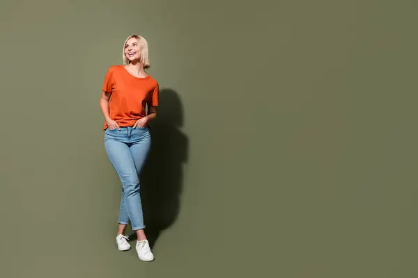 Helkroppsfoto Attraktiv Ung Kvinna Händer Fickor Jeans Modell Klädd Snygg — Stockfoto