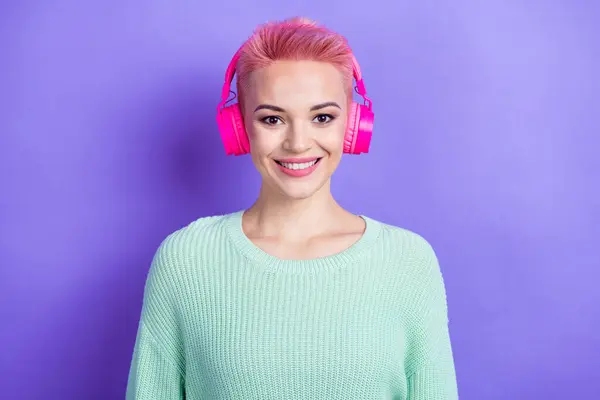 愛らしい魅力的な女の子の写真は 音楽ヘッドフォンを楽しむ笑顔のターコイズセーターを着用 バイオレットカラーの背景 — ストック写真
