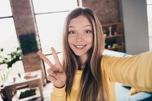 Selfie Foto Alegre Joven Adolescente Mostrando Signo Desgaste Amarillo Jersey —  Fotos de Stock