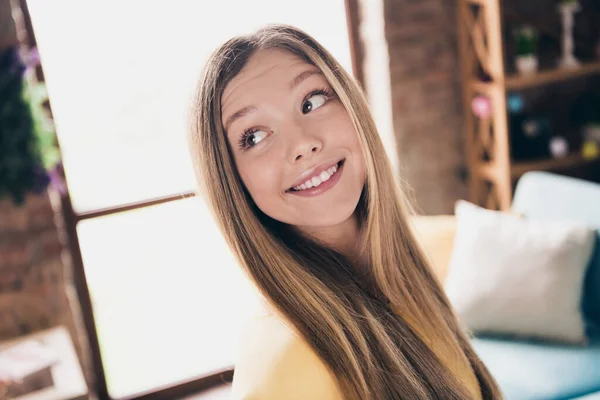 Portrett Drømmer Unge Tenåringer Blonde Hår Positiv Jente Bære Gul – stockfoto