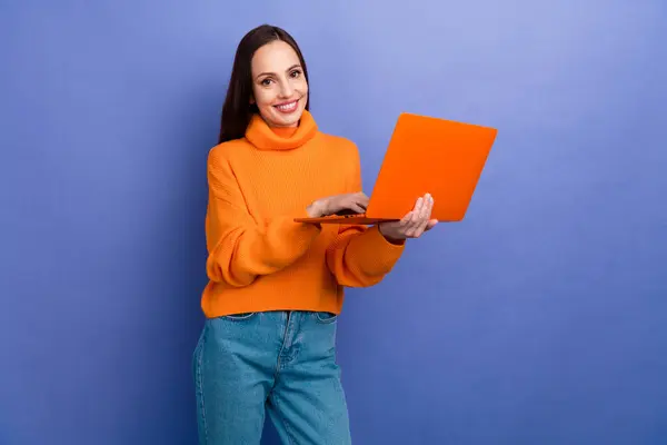 Foto Mogen Affärskvinna Orange Stickad Trendig Pullover Håller Macbook Pro — Stockfoto