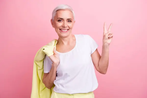 Photo Cheerful Senior Woman White Shirt Hold Blazer Show Sign — Stock Photo, Image