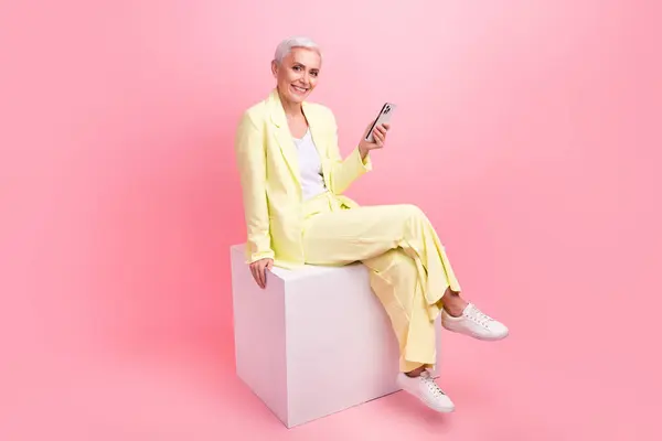 Foto Voller Größe Von Zufriedenen Frau Gekleidet Gelben Anzug Sitzen — Stockfoto