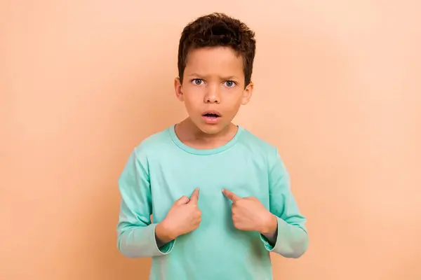 Фото Обеспокоенного Нервного Мальчика Носить Стильную Одежду Две Руки Указывающие — стоковое фото