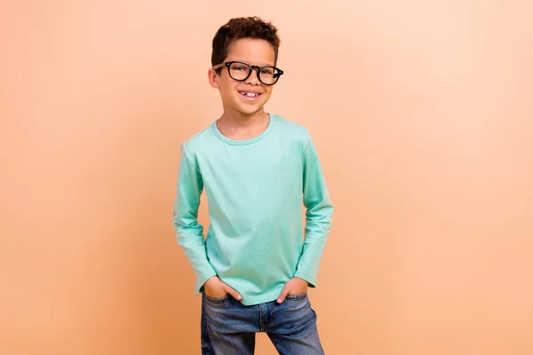 Fotografie Pěkné Veselý Chlapec Nosit Stylové Kyan Oblečení Brýle Ruce — Stock fotografie
