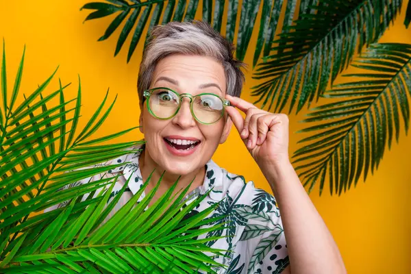 Foto Portret Van Mooie Oma Touch Specs Opgewonden Palmbladeren Dragen — Stockfoto