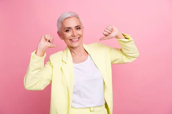 Zdjęcie Wspaniałej Zadowolonej Bizneswoman Nosić Żółty Garnitur Wskazując Kciuki Sobie — Zdjęcie stockowe