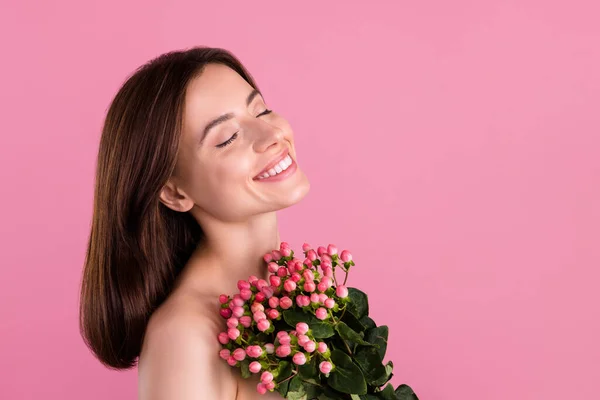 Photo Charming Pretty Girl Roses Bouquet Enjoy Organic Vitality Shower — Stock Photo, Image