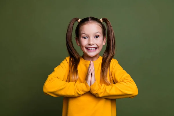 Retrato Criança Radiante Dentes Com Caudas Vestidas Camisa Amarela Smilimg — Fotografia de Stock