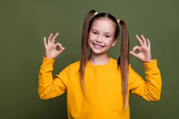 Retrato Criança Pequena Satisfeita Com Caudas Penteado Vestido Camisola Amarela — Fotografia de Stock