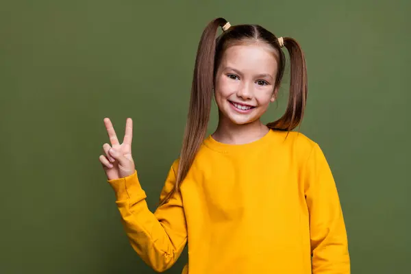 Retrato Criança Alegre Otimista Pequeno Com Caudas Vestido Camisola Amarela — Fotografia de Stock