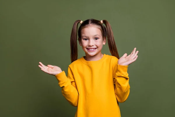 Retrato Criança Funky Sem Noção Com Caudas Vestido Camisola Amarela — Fotografia de Stock