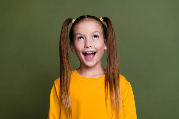 Retrato Criança Impressionada Com Caudas Penteado Vestido Camisola Amarela Olhar — Fotografia de Stock