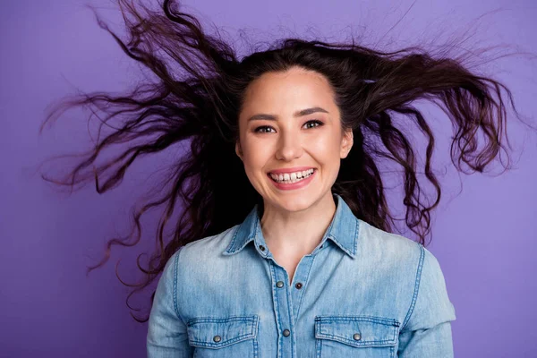 Portrét Nadšené Bláznivé Dívky Zářící Úsměv Létající Chaotické Vlasy Izolované — Stock fotografie