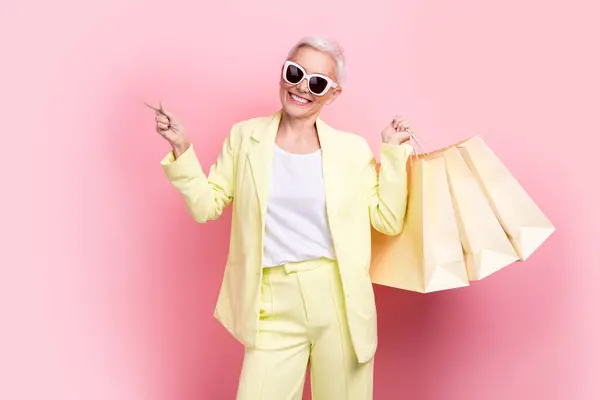 Φωτογραφία Από Χαρούμενα Shopaholic Γυναίκα Fashionista Φορούν Κίτρινο Κοστούμι Αίγλη — Φωτογραφία Αρχείου