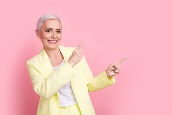 白发营销经理女性手指空空如也的照片在迪科托克社交网络中被粉色背景隔离 — 图库照片