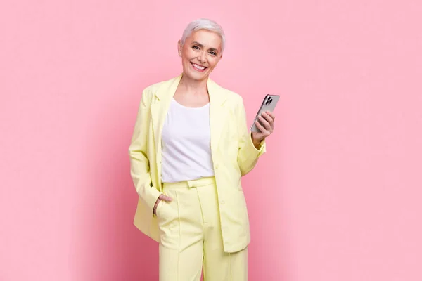 Fotoporträt Des Lächelnden Reifen Alters Glückliche Geschäftsfrau Gelben Anzug Plaudert — Stockfoto
