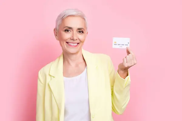 图为漂亮的白发女商人在网上用粉色背景支付购物费用的照片 — 图库照片