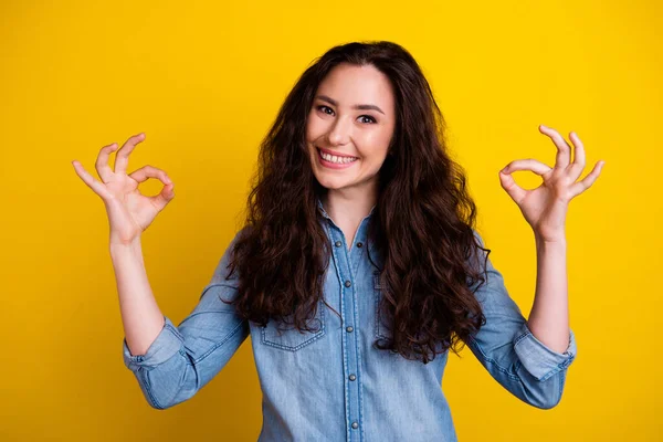 Photo Friendly Pretty Girl Toothy Smile Arms Fingers Demonstrate Okey — Stock Photo, Image