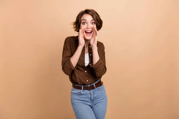 Photo Impressed Cheerful Girl Dressed Brown Shirt Arms Mouth Screaming — Stock Photo, Image