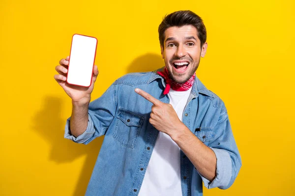 Zdjęcie Portret Miły Młody Człowiek Punkt Trzymać Telefon Biały Ekran — Zdjęcie stockowe