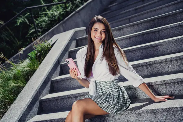 Foto Gadis Cantik Yang Menawan Berjalan Taman Mengenakan Rok Bergaya — Stok Foto