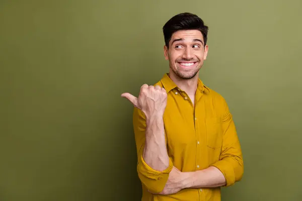 Retrato Bom Homem Positivo Radiante Sorriso Olhar Indicar Polegar Dedo — Fotografia de Stock