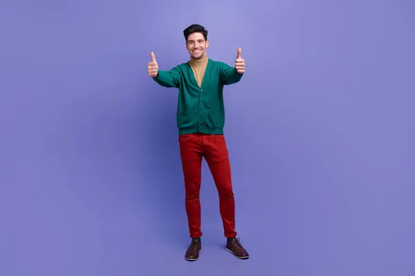 Täyspitkä Kuva Positiivisesta Mukava Mies Käyttää Trendikkäitä Vaatteita Osoittaa Kaksi — kuvapankkivalokuva