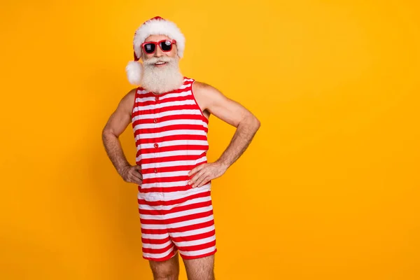 Photo Positive Elderly Guy Wear Swimsuit Hat Sunglass Celebrating New — Stock Photo, Image