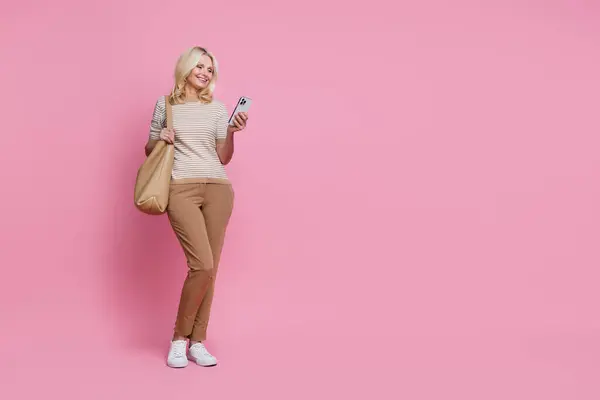 Ganzkörper Foto Von Ziemlich Positiven Dame Halten Tasche Verwenden Smartphone — Stockfoto