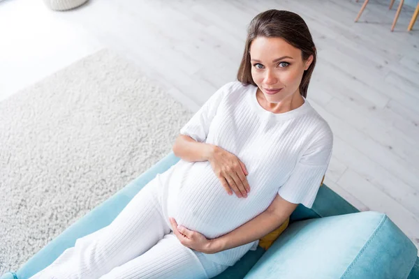 穏やかな素敵な陽気なママの妊娠中の少女の写真 健康な妊娠の母親を楽しみながらアパートでダイアンに座っています — ストック写真