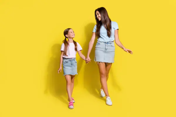 Foto Dua Gadis Menikmati Waktu Luang Bersama Kakak Memegang Tangan — Stok Foto