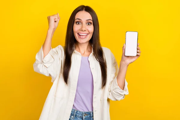 Photo Excited Woman Long Hair Dressed White Jacket Demonstrate Smartphone — Stock Photo, Image