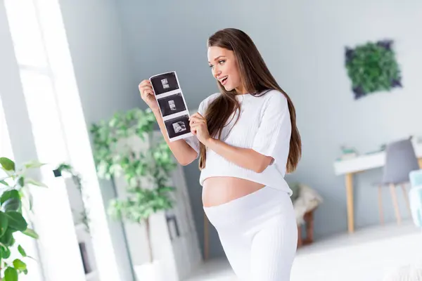 Heyecanlı Neşeli Neşeli Güzel Hamile Bir Kızın Elinde Ray Taraması — Stok fotoğraf